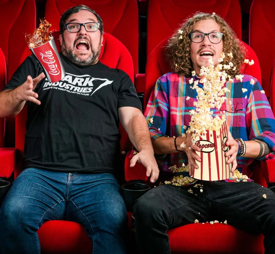 Freunde im Kino, lachend im Moment der Überraschung. © Philipp Lipiarski