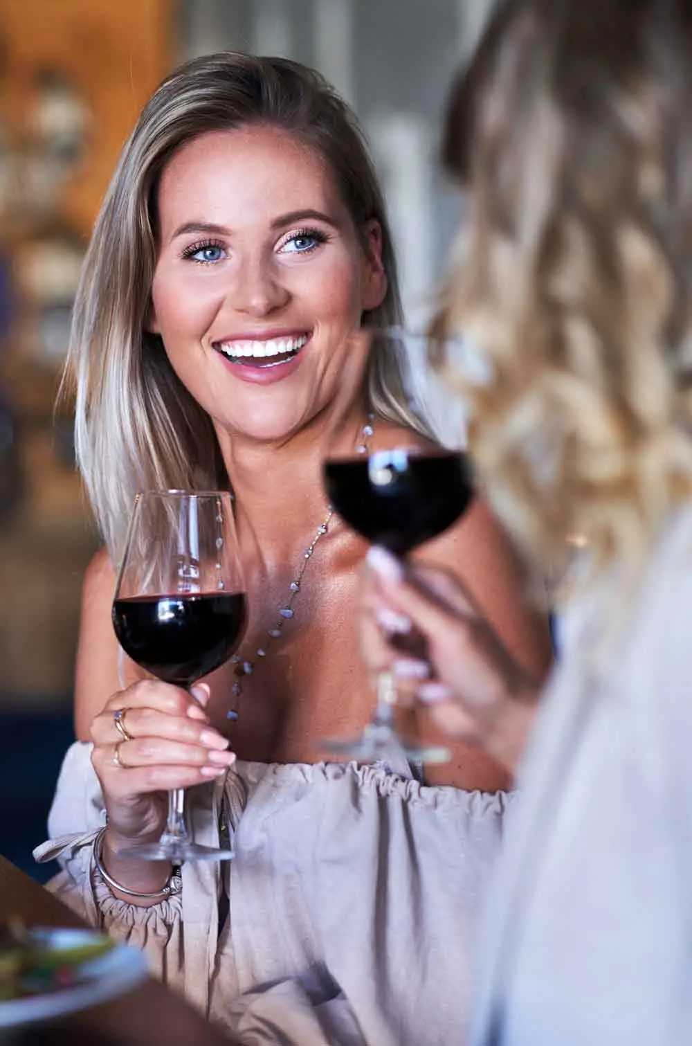 Zwei Freundinnen mit Weingläsern. © Kalim, stock.adobe.com