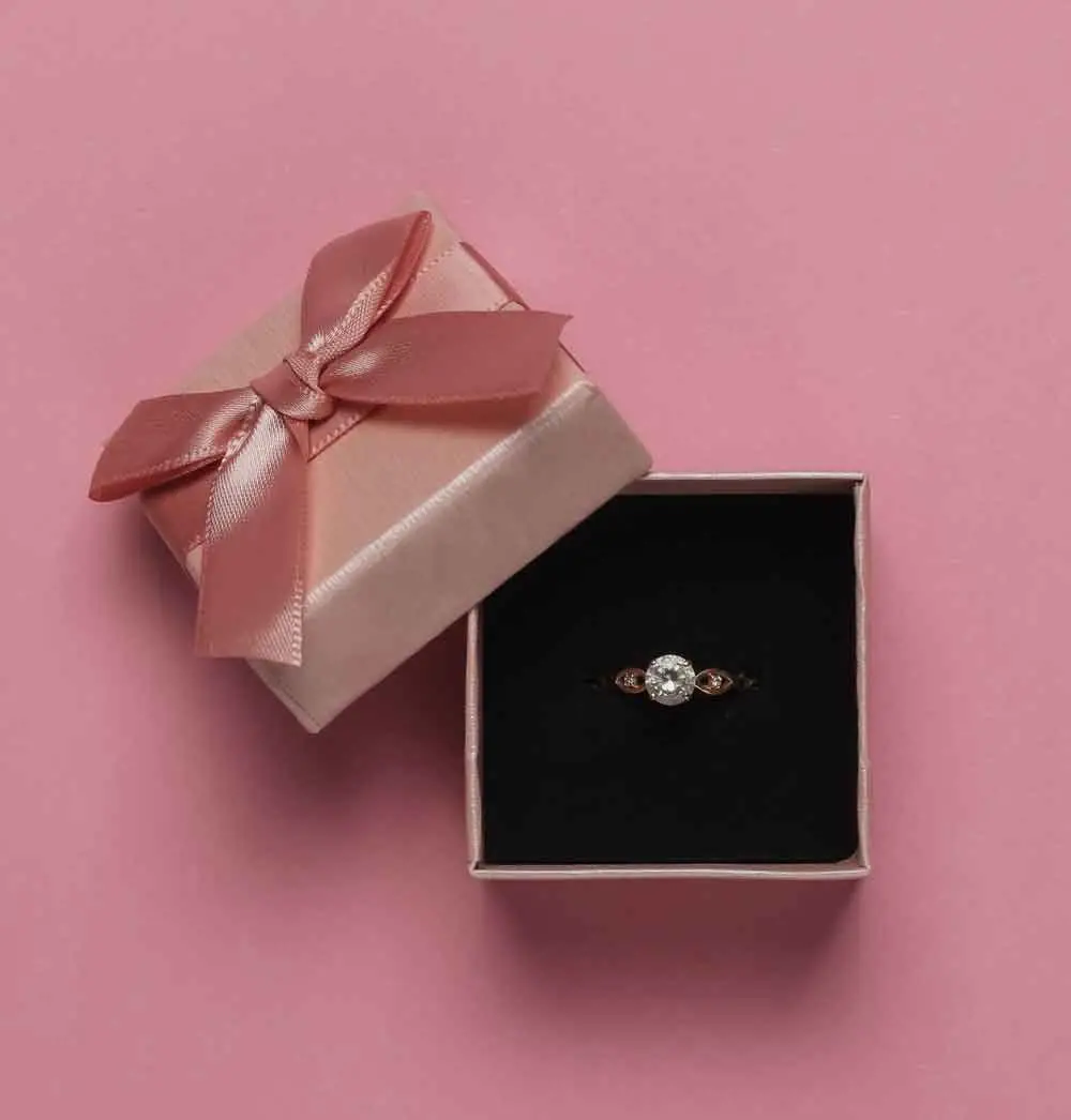 Theuerer Schmuckbox mit goldener Diamantring. © splitov27, stock.adobe.com