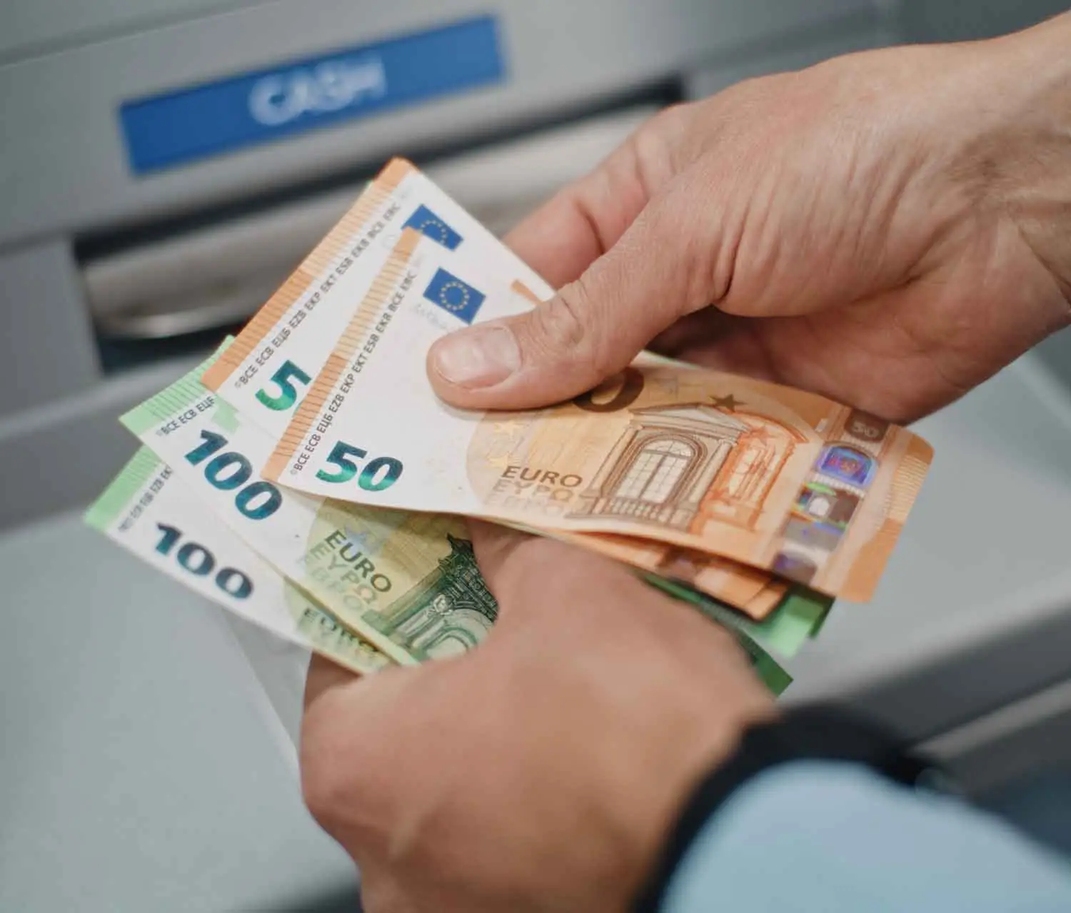 Raiffeisen Bankfiliale im Center Wien Mitte. © Framestock, stock.adobe.com